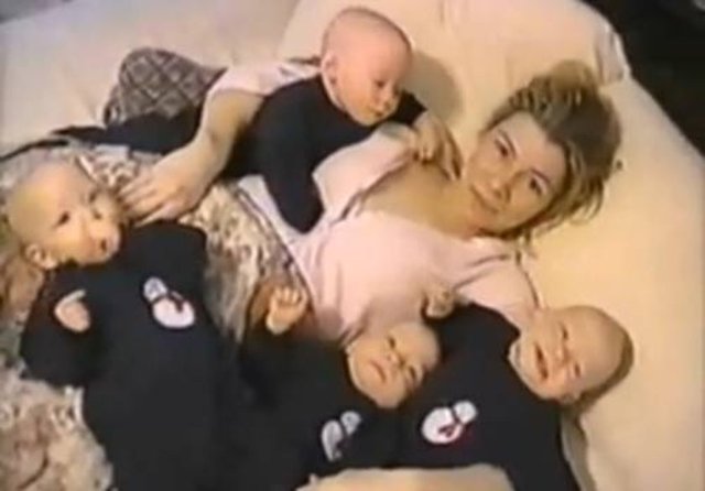 13:00- İNTERNETTEN KOMİK VİR VİDEO İZLEYİN -  - Kişiler saat 13:00 civarında günün en kötü ruh halinde oluyor. Öğle yemeği sonrası gelip çatan depresif hali, internetten komik bir video izleyerek geçiştirebilirsiniz.