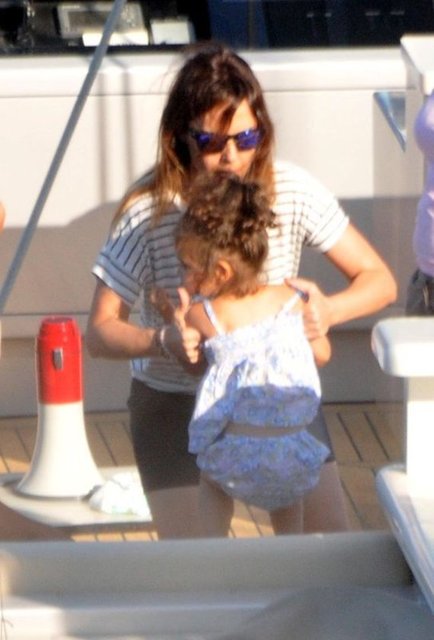 Şarkıcı Ebru Gündeş, kızı ve arkadaşlarıyla Muğla'da tatiline devam eden İranlı işadamı Reza Zarrab, lüks yatları '60 Years' ile Datça ve Marmaris koylarının tadını çıkardı.