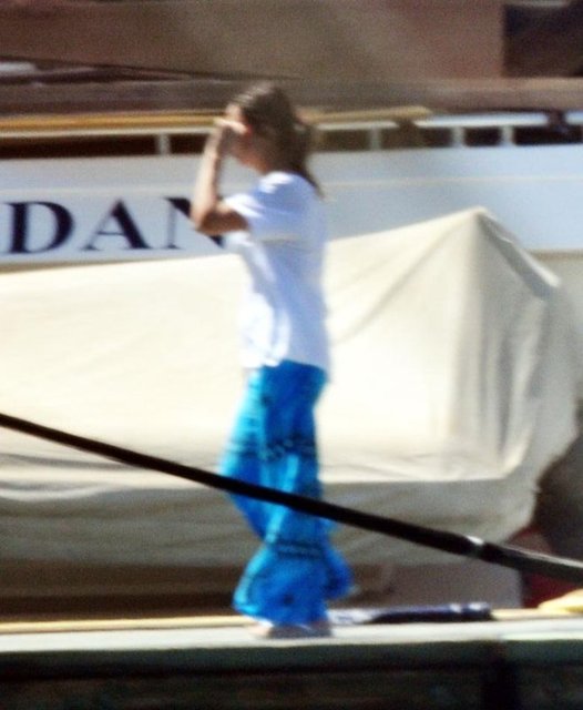 Zarrab ise yatın arkasından bindiği bot ile Ebru Gündeş'ten farklı bir yerde karaya çıkarak gözlerden uzaklaştı.