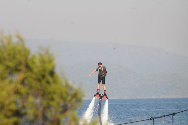 Reza Zarrab'ın hünerlerini sergilediği yeni oyuncağı flyboard'ların fiyatı modeline göre 200 bin dolara kadar çıkıyor.