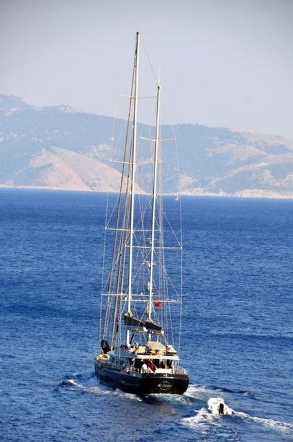 Reza Zarrab , Hisarönü Körfezi'nde yine kendisine ait 11 metre uzunluğunda ve saatte 60 milin üzerinde hız yapan 750 beygir gücündeki hız teknesinin dümenine geçti.