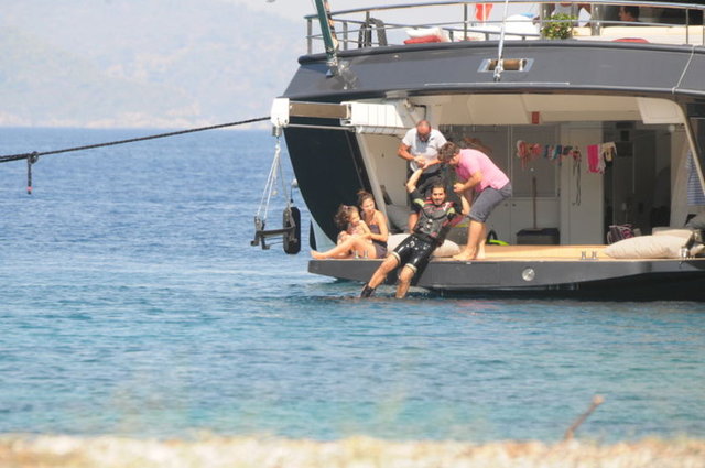 Misafirleriyle vakit geçiren işadamı daha sonra flyboard yaptı. Suyun üstünde akrobatik hareketler sergileyen Zarrab'ı kızı Alara meraklı bakışlarla izledi.