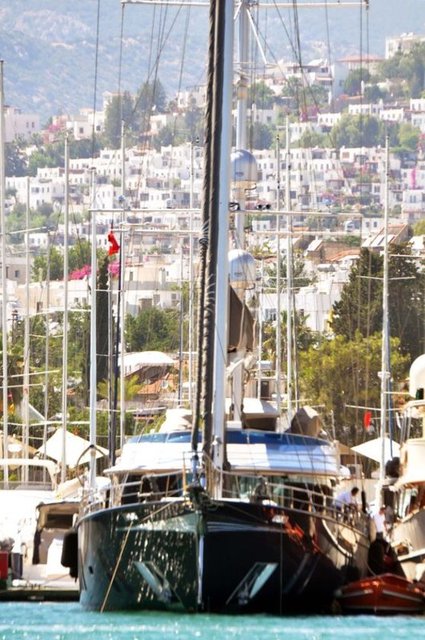 Süper lüks yat, akşam saatlerinde Bodrum Milta Marina'ya demirledi. Yat personelinin Zarrab, Gündeş ve arkadaşlarının yattan inişinden önce dürbün ile çevreyi gözlemesi dikkati çekti.