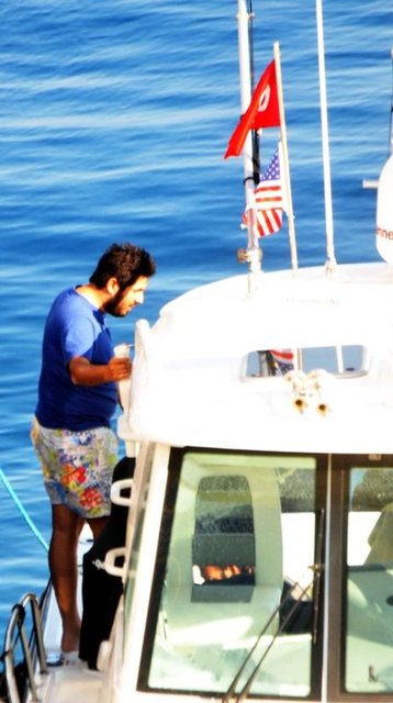 Kendisine ait 750 beygirlik hız teknesinin dümenine geçen Reza Zarrab, bakir koylarda dalış yaptı.