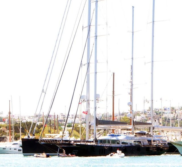 Ebru Gündeş, Emel Müftüoğlu, Müftüoğlu'nun kızı Çağrı Müftüoğlu ve diğer sanatçı arkadaşları müzik aletleri ile yattan inerek marinada kendilerini bekleyen otomobile binerek ayrıldı.