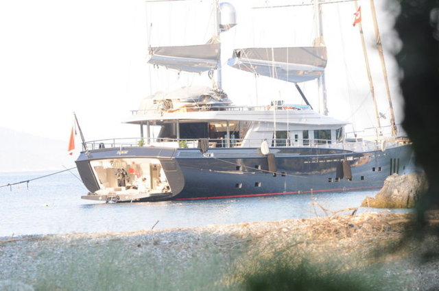 Reza uçtu! Bodrum'da tatil yapan Reza Zarrab-Ebru Gündeş çifti önceki gün süper lüks tekneleri ile Gümüşlük açıklarındaydı. İkili, aile dostları İbrahim Tatlıses ve Derya Tuna'yı ağırladı.