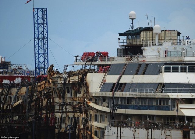 Son olarak geminin özel bir platform üzerinde yüzdürülerek götürüleceği bir limanda parçalanma işlemi kaldı.