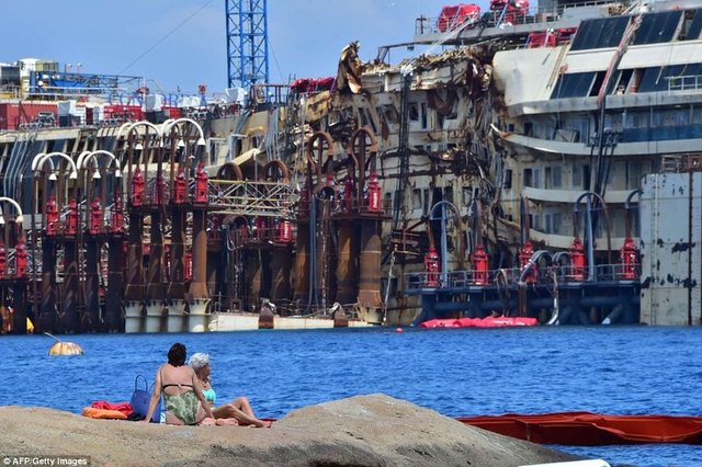 Yan yatan 290 metrelik devasa gemi, geçen eylül ayında gerçekleştirilen 'parbuckling' yöntemiyle doğrultulmuştu.