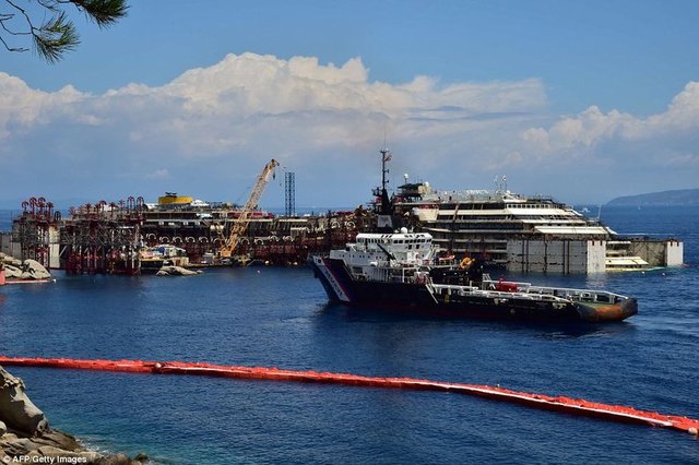 Cenova'ya gitmek üzere yola çıkmadan önce Costa Concordia, foto-muhabirlere açıldı.