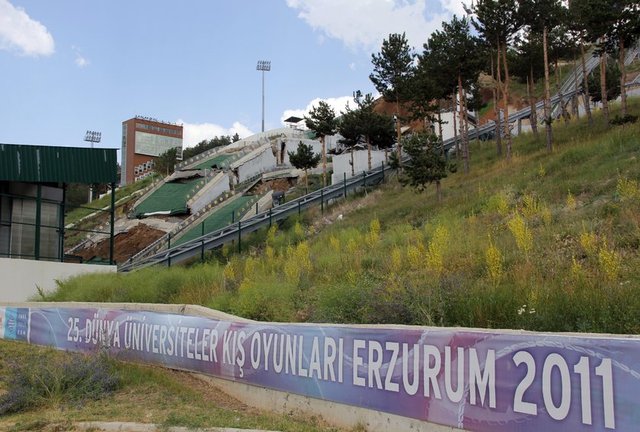 95 ve 125 metre yükseklikteki iki kulenin önündeki pistlerde görülen açılmalar üzerine Gençlik Spor Hizmetleri İl Müdürlüğü, AFAD ekiplerini bölgeye götürerek inceleme yaptırdı.