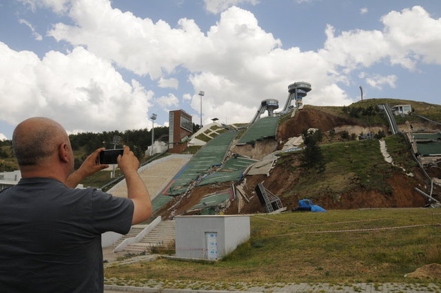 Kış sezonunda hiç kullanılmayan, geçen 6 Temmuz günü ise kampa giren Kayak Milli Takım sporcularının atlayış yaptığı pistlerde meydana gelen toprak kayması, çevrede deprem korkusu yarattı.