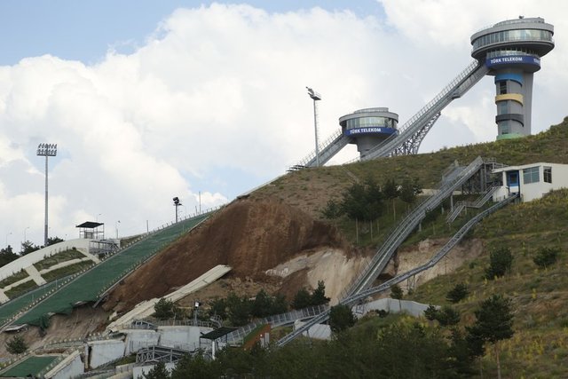 Erzurum'un 2011 yılında ev sahipliği yaptığı 25'inci Dünya Ünivresiteler Kış Oyunları için yaptırılan kayakla atlama kulelerinin önündeki pistlerde toprak kayması meydana geldi.