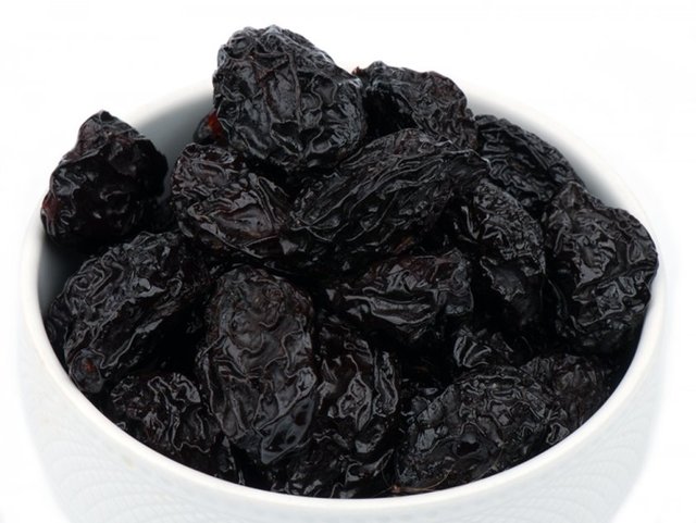 Çözünmüş liflerden zengin olan kuru erik gibi doğal laksatifler içeren ve kolesterolün düşürülmesine de yardımcı olan besinler tüketin