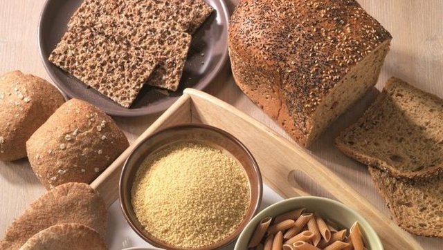 Ekmek, makarna ve beyaz pirinç yerine tam tahıllı ürünleri tercih edin