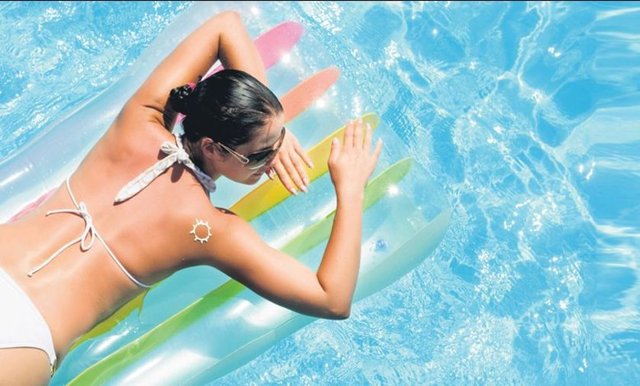 Havuza girerken ve çıkarken korunmak için mutlaka duş alın