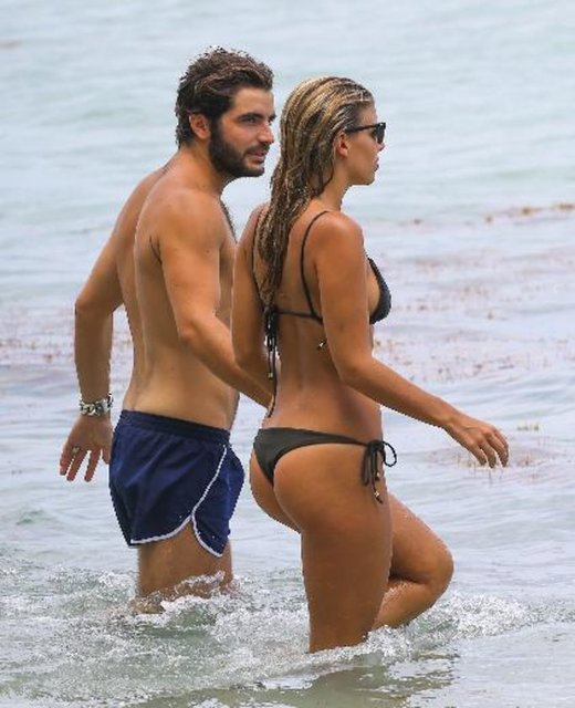 Ünlü mankenin sevgilisi sürpriz yaparak Oakley'in yanına gitti.