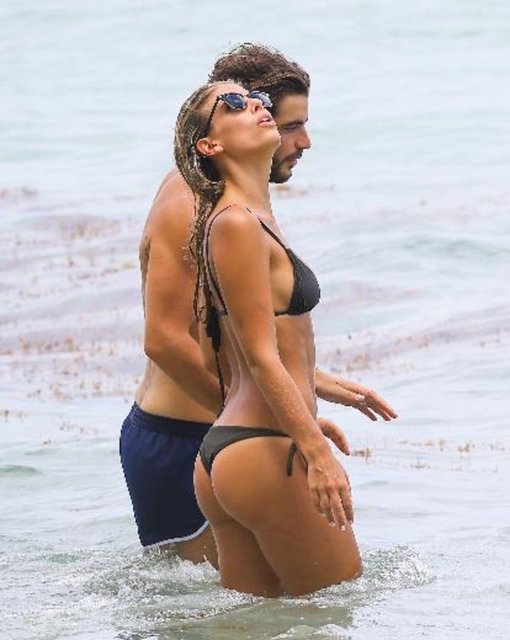 23 yaşına giren Oakley, Fransız sevgilisi Martin Medus ile kumsalda mutluluk pozları verdi.