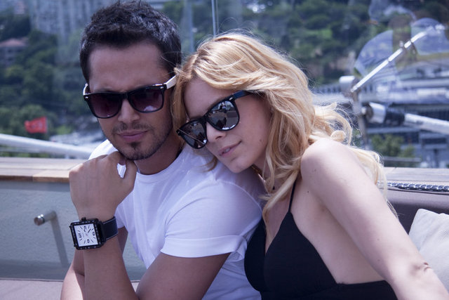 Hayat arkadaşıma ... Hayat bir tren yolculuğu misali. Tüm durakları, dolambaçlı yolları ve kazaları ile. İçine biniyoruz ve ilk ailemizle bir yolculuğa çıkıyoruz, hep bizimle seyahat edecekleri düşüncesiyle.