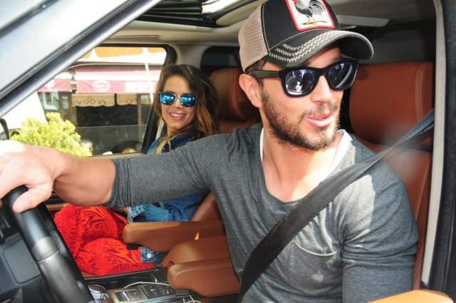 Yakışıklı şarkıcının fanları, başta Instagram olmak üzere sosyal medya hesaplarında Sakuçoğlu'nu hedef alan yorumlarıyla şaşkınlık yaratıyor.