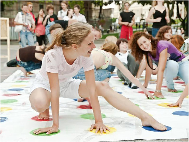 67. Bir saat sekiz dakika boyunca Twister oyna