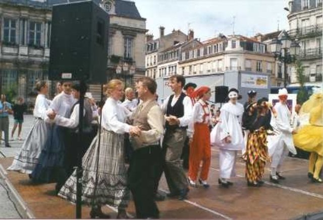 15. Sevgilinle 23 dakika polka dansı yap