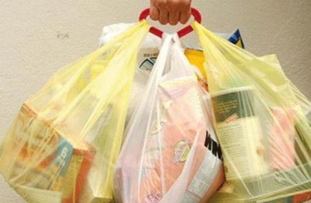 13. İçinde üç şişe su, altı kutu meşrubat, dört sandviç, iki portakal, bir paket cips, 12 porsiyon dip sos olan bir torbayı 22 dakika elinde taşı