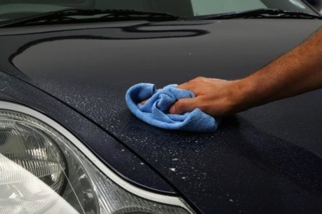 87. Arabanın paspaslarını elektrik süpürgesiyle beş dakika temizle. Ardından arabanı 20 dakika cilala