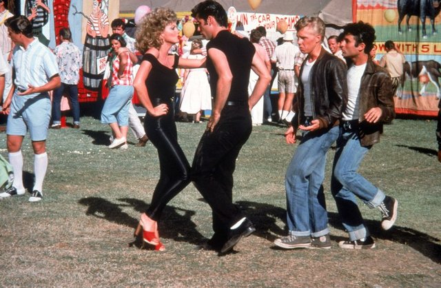 49. Grease filminin soundtrack albümündeki şarkıları baştan sona söyle