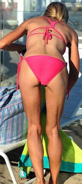 9 yaşındaki kızı Lola'yla keyifli vakit geçiren Richards pembe bikinisiyle kusursuz görünüyordu.