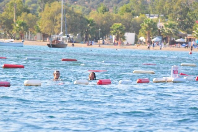 Çifte eşlik eden Berrak Tüzünataç ise fiziğiyle göz doldurdu.