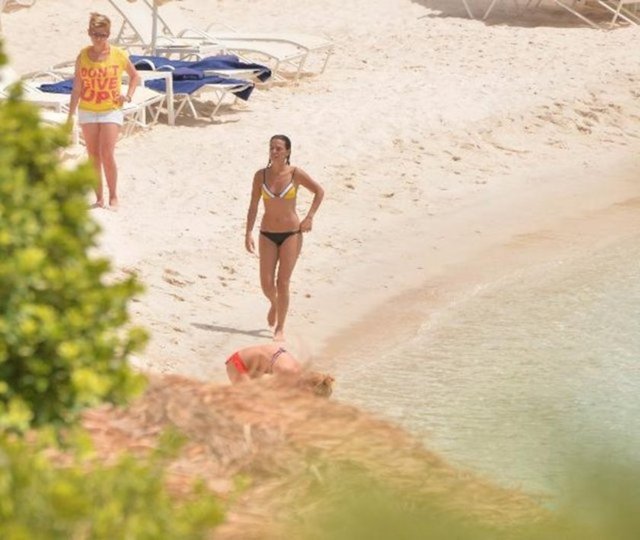 ÖZGE TATİLE DOYAMADI - özge Özpirinçci, geçtiğimiz günlerde Yalıkavak'ta görüntülendi. Bol bol denize giren ve güneşlenen Özpirinçci, giydiği bikinilerle de oldukça dikkat çekti.