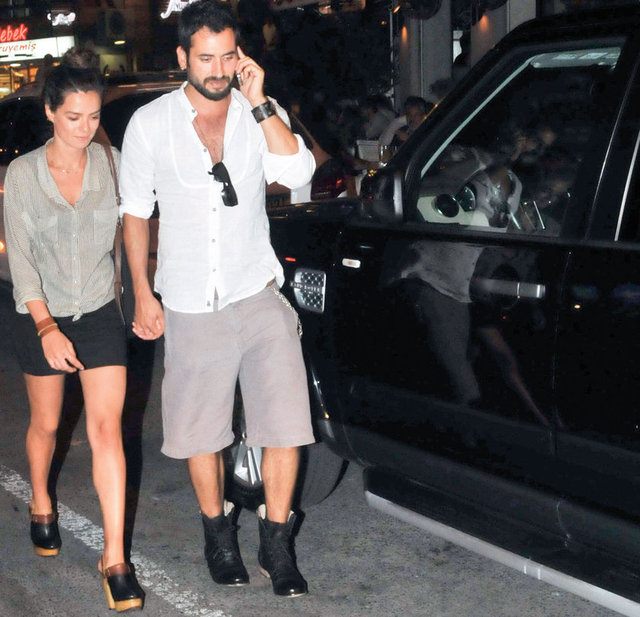 İKİ SEVGİLİYİ CANLANDIRDILAR - Aşk yaşadıkları bir süredir herkesin dilinde olan ancak bu konuda hiç açıklama yapmayan Özge Özpirinçci - ile Burak Yamantürk, ilk kez el ele görüntülendi.