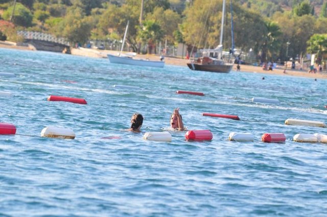 Yamantürk, beach'te kucağına aldığı sevgilisini bir süre taşıdı ardından birlikte denize atladılar.