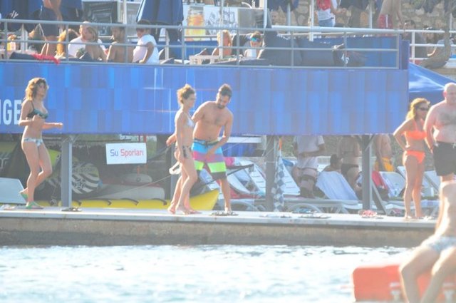 Önceki gün Bitez'de objektiflere takılan âşıklar, çocuklar gibi şendi.