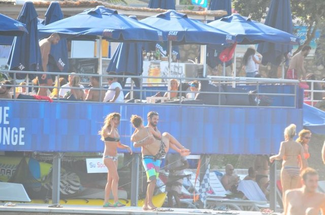 ENGİN Altan Düzyatan ile evliliğin eşiğinden dönen Özge Özpirinçci, aşk acısını Tatar Ramazan dizisinde tanıştığı Burak Yamantürk ile atlatmıştı.