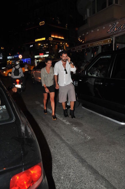 Resmen âşıklar! Sanat camiasından herkesin evlenecekler diye düşündüğü bir dönemde sürpriz bir şekilde 6 yıllık sevgilisi Engin Altan Düzyatan'la ilişkisi sona eren Özge Özpirinçci kalbini yeni bir aşka açtı.