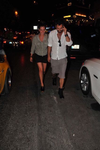 KALBİNİ YENİ BİR AŞKA AÇTIBir süredir aşk yaşadıkları iddia edilen ancak bu konuyla ilgili hiç konuşmayan Özge Özpirinçci ile Burak Yamantürk Bebek'te ilk kez el ele görüntülendi.