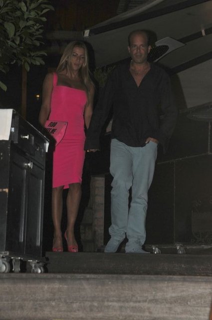 Evlilik içinse henüz çok erken olduğunu dile getirdi. Pembe elbisesi ve üzerinde "Fluo beni mutlu ediyor" yazan çantasıyla çok şık görünen Sert, kıyafetlerini oğlu Ateş'in seçtiğini söyledi.