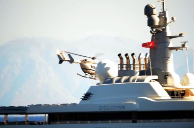 Yatı ve yelkenlisi ise ardından marinaya ulaştı. Abramoviç, helikopterin havalanışı sırasında, şiddetli rüzgar nedeniyle zor anlar yaşadı. Helikopterin bir ara yatın baca ve radar antenine çok yaklaşması yürekleri ağza getirdi.