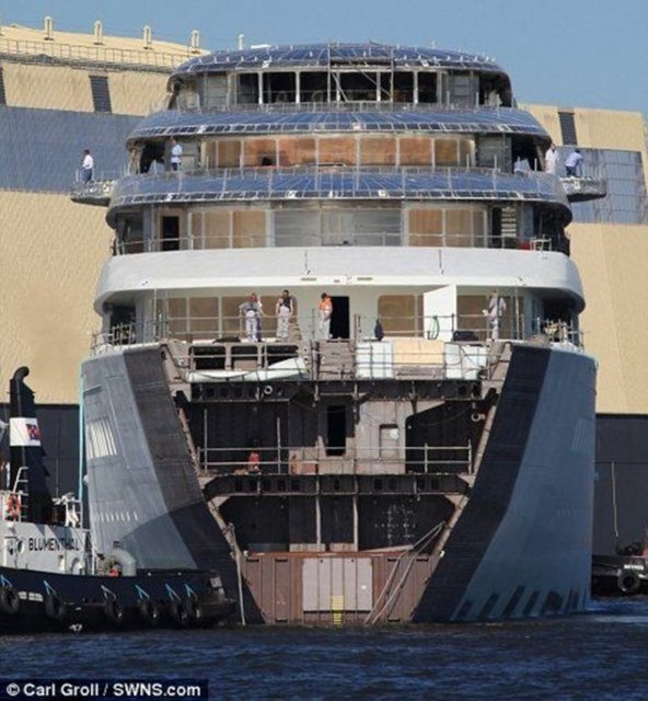 Rusya'nın en zengini milyarder iş adamı Alisher Usmanov'un bu yıl 110 metrelik 'Dilbar' adlı yatıyla bir hafta boyunca Göcek koylarını turladı.