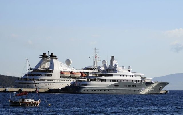 Otomotiv, akaryakıt ve lojistik sektörlerinde faaliyet gösteren As Majid Al Futtaim Group'un Yönetim Kurulu Başkanı Abdullah Al Futtaim'e ait süper lüks yat, personeli tarafından gemi yanaşma iskelesine yanaştırıldı. -