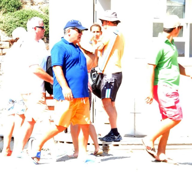 Akhmedov, eşi ve üç çocuğu yaklaşık bir saat harabelerde kazıda görevli arkeologlar eşliğinde gezdi bilgi aldı.