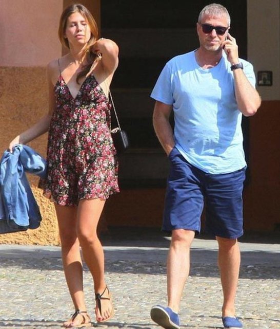 Dünyanın en ünlü futbol takımlarından Chelsea'nin patronu ve ünlü Rus milyarder Roman Abramoviç'in Rus sevgilisi 33 yaşındaki Dasha Zhuckova, özel bir jet ile bugün sabah saatlerinde Bodrum'a geldi.