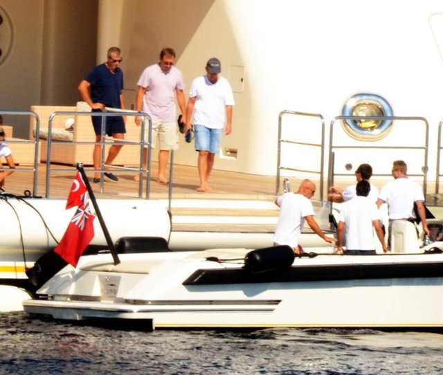 Akşam saatlerinde ise Abramoviç ve beraberindekiler Datça Knidos Burnu'na geçti.  Akşam yemeğini marinadaki bir balık restoranında yiyen Abramoviç'in korumaları gazetecilerin fotoğraf çekmesini önledi. DHA