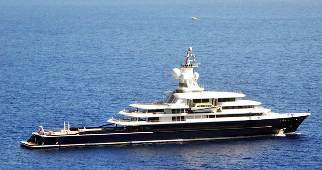 Datça Knidos harabelerini gezen ünlü milyarder DHA muhabirlerine el sallayıp Buraların doğası tarihi mükemmel, dünyanın en güzel yerleri. Kıymetini bilelim dedi.