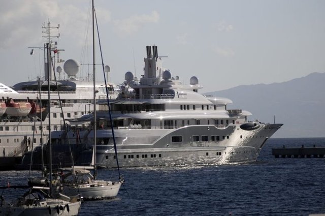 İçinde Futtaim'in yakınlarının olduğu iddia edilen yata, çevredekilerin meraklı bakışları altında yiyecek ve yakıt ikmali yapıldı.