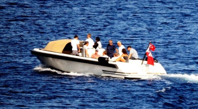 Tatilini uzatıp,1.2 milyar dolar değerindeki 165 metre uzunluğundaki ultra lüks 'Eclipse' yatıyla Hisarönü Körfezi'ne geçen Abramoviç, Metalist Kharkiv takımının başkanı Alexander Yaroslavski ve yakınlarıyla sık sık tekneden bot ile ayrılıp,koyları gezdi.