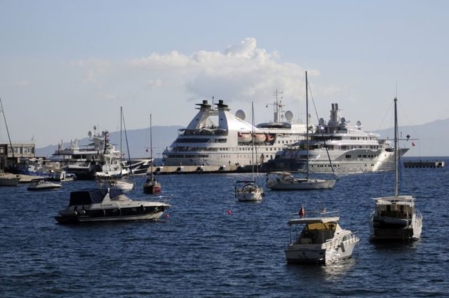 ŞEYHİN LÜSK YATI BODRUM'DADubai Şeyhi Abdullah Al Futtaim'in 110 metre uzunluğundaki mega lüks motor yatı "Radiant", Bodrum'a geldi. -  -