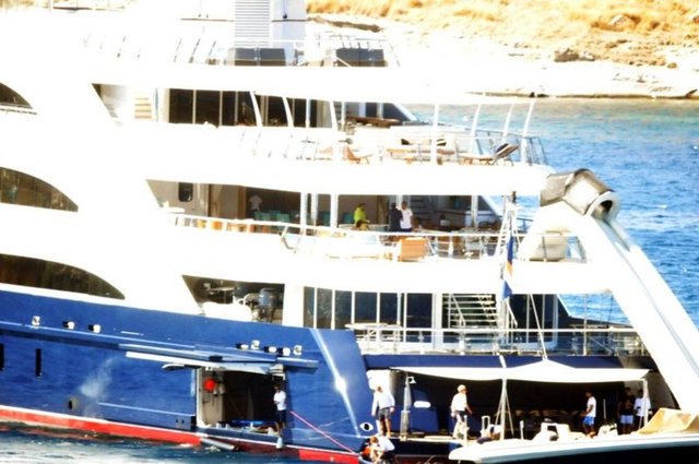 Dün öğlen saatlerinde Göltürkbükü açıklarına demirleyen Mittal'in 200 milyon dolar değerindeki 80 metre uzunluk, 15 metre genişliğindeki Marshall Adaları bayraklı 'Amevi' isimli lüks yatında...