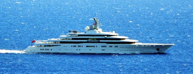 Körfezdeki lüks bir otele giden Abramoviç burada kısa süre tenis oynadıktan sonra tekrar yata döndü. Ardından 50 metrelik, çift direkli yelkenli yatı 'Vertigo' adlı yatına geçen Abramoviç bir süre, yelken keyfi yaptı.